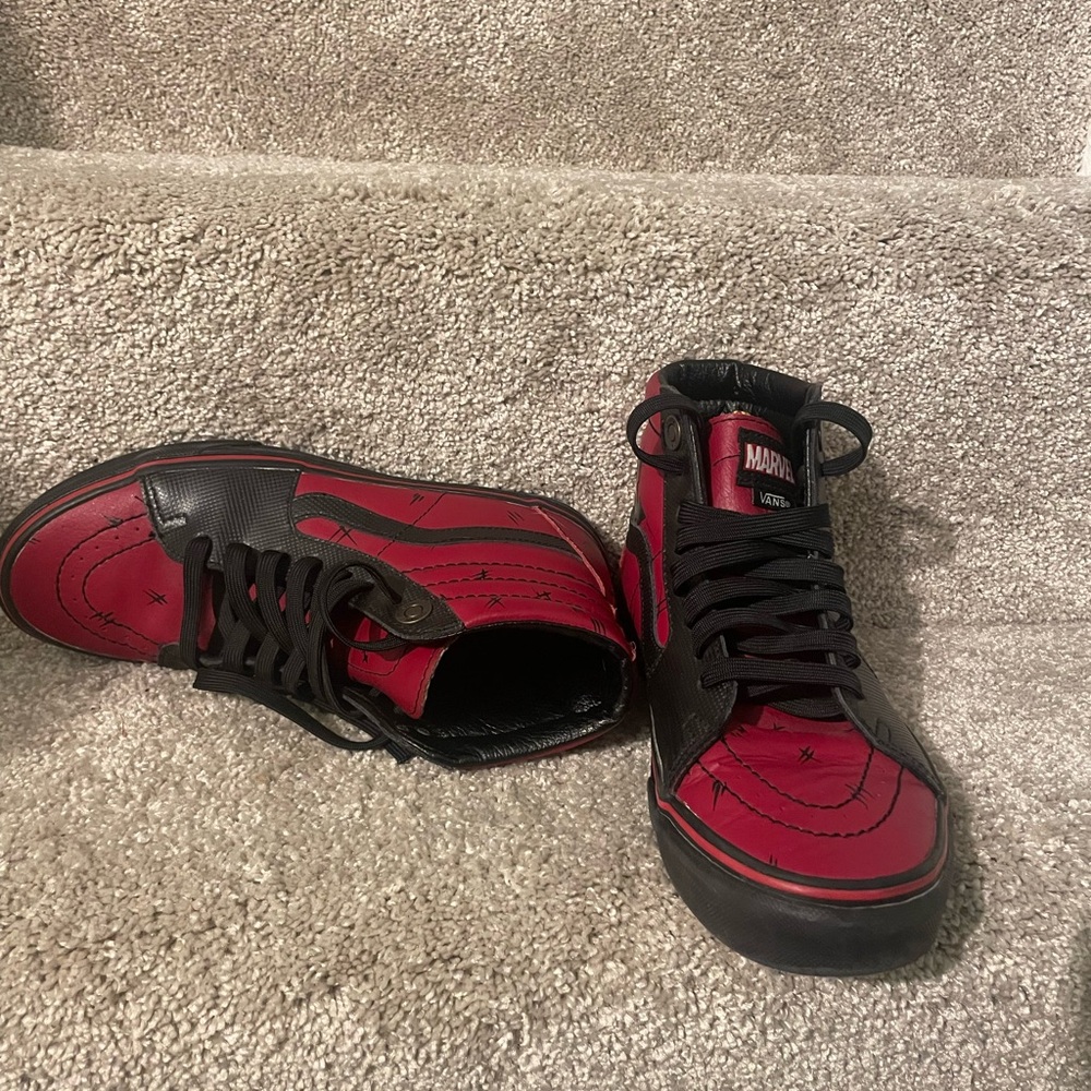 Marvel x SK8-Hi 'Deadpool' size 6.5y